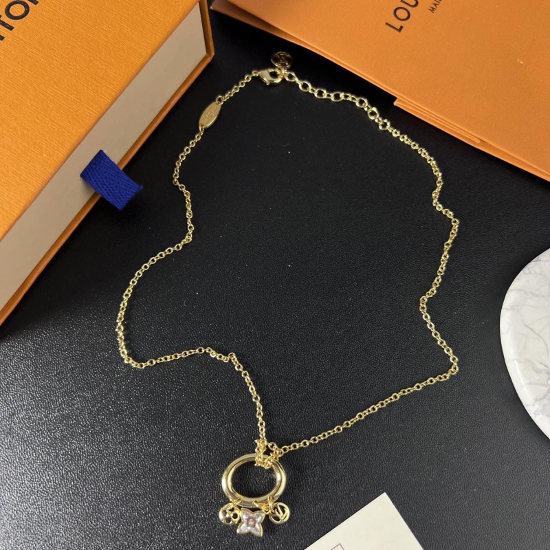 Ba*len*cia*ga necklaces